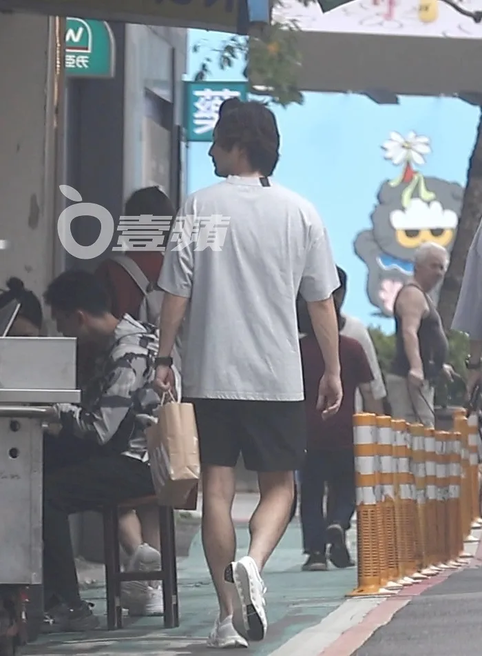 古斌陪6月大孕妻Yoko逛東區，不時回頭細品珍珠奶茶店。特勤中心攝