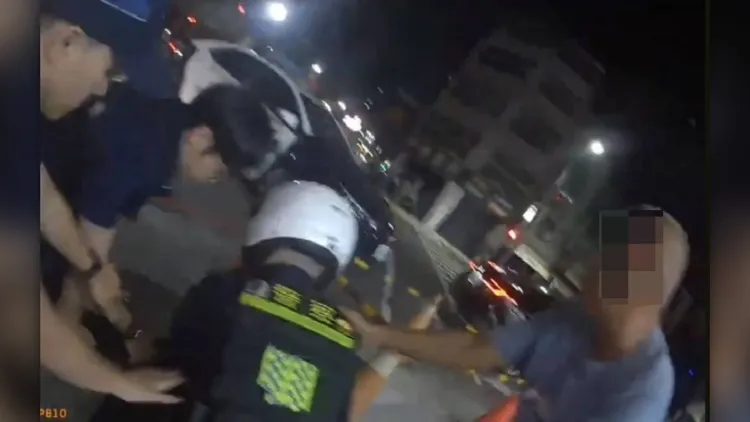 喝到「孔鏘」的吳男被帶回警所管束，酒醒後還得面臨社維法裁罰。民眾提供
