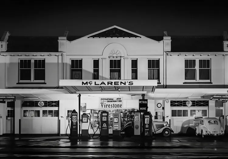 McLaren推出全新品牌字標，設計靈感來自創辦人Bruce McLaren家族位於紐西蘭Remuera的服務站招牌。原廠照片