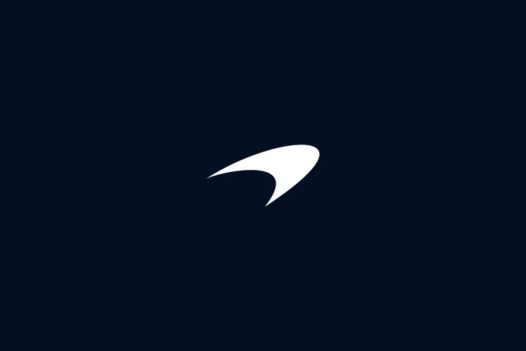 熟悉的McLaren Speedmark仍保留在全新品牌識別核心，延續車迷熟悉的品牌象徵。原廠照片