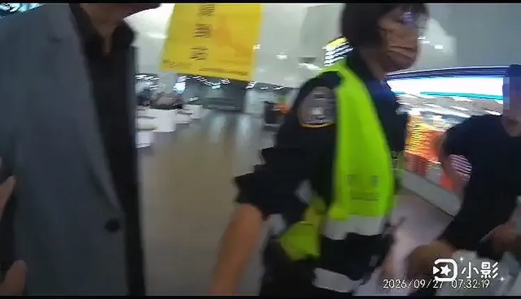 員警到場排解，將2人帶離現場處理。民眾提供