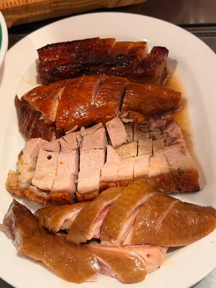 功夫燒臘大拼盤，一次集結脆皮燒肉、燒鴨、油雞與蜜汁叉燒。陳揚盛攝