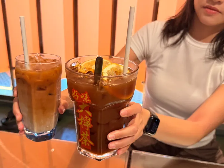 好味大檸茶(右)超大杯。陳揚盛攝