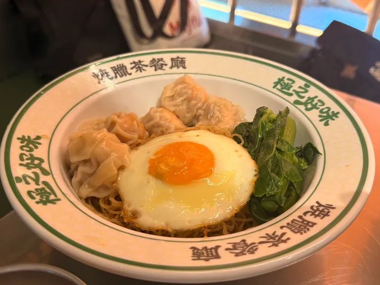 鮮蝦雲吞撈麵全蛋麵口感脆彈爽口，搭配碩大鮮蝦雲吞。陳揚盛攝