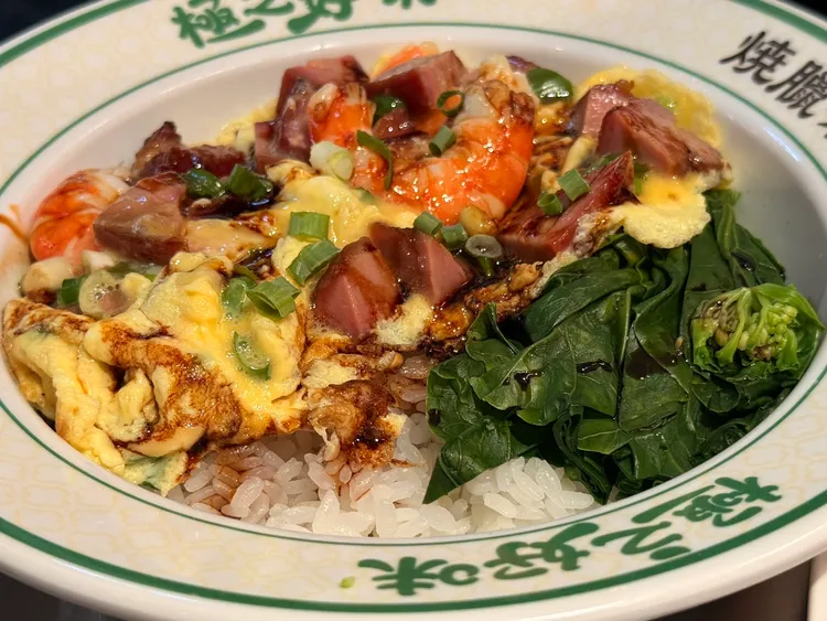 蔥花雙拼滑蛋飯(蝦仁／叉燒)讓人一吃就上癮。陳揚盛攝