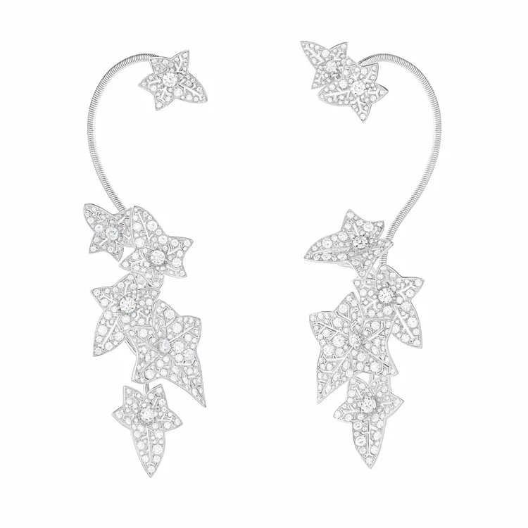 BOUCHERON Lierre de Paris常春藤系列多重配戴式耳環，白金750材質，鑲嵌鑽石。品牌提供