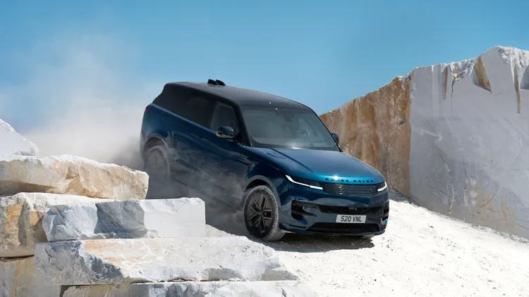 純電版本仍保有Range Rover Sport的全地形能力，最大涉水深度達900mm，可應付不同路況挑戰。原廠照片