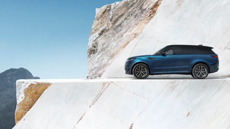 Range Rover Sport Electric車體結構剛性較PHEV車型提升61%，車身重心降低73mm，進一步強化高速與彎道穩定性。原廠照片