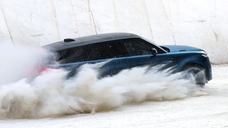 Range Rover Sport Electric搭載電子主動式側傾控制、雙閥式阻尼器及四輪轉向等底盤科技，強化車輛動態反應。原廠照片
