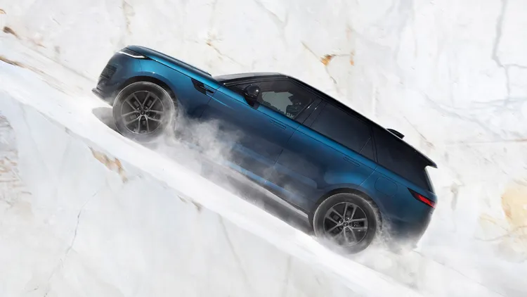 Range Rover Sport Electric經過義大利Carrara大理石採石場極限測試，挑戰最高45度陡坡與複雜路面環境。原廠照片