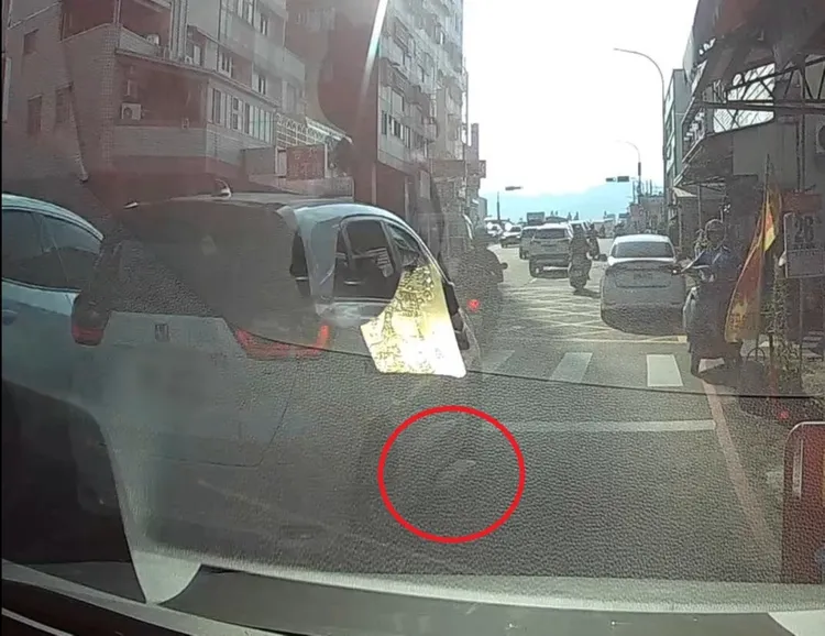 陳男買個早餐，愛車左側車身突被撞擊，左後照鏡當場被擊落。翻攝畫面