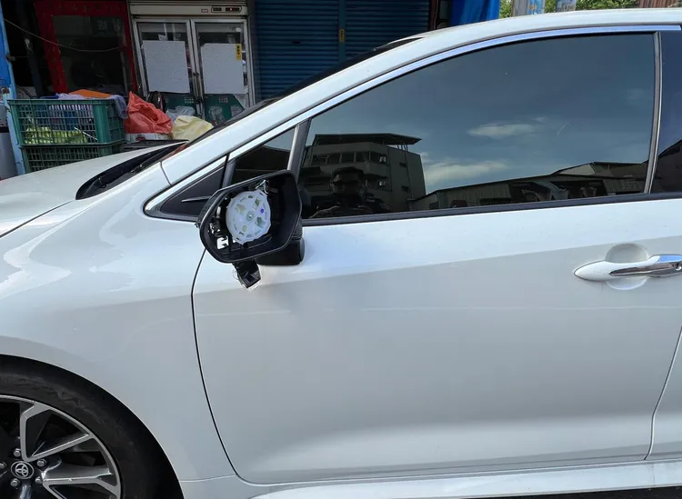 陳男買個早餐，愛車左側車身突被撞擊，左後照鏡當場被擊落。翻攝畫面