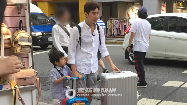 高志鎔2018年被目擊現身西門町拍《我的超人爸爸》，牽著昇材過馬路。陳薇安攝