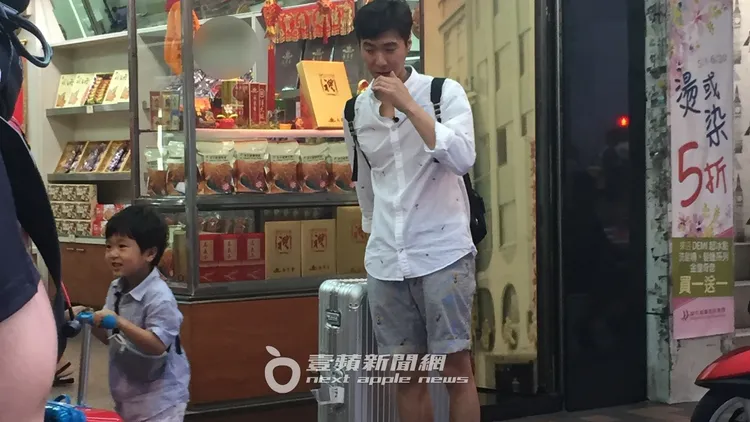 高志鎔（右）與昇材加入《我的超人爸爸》固定班底，深受觀眾喜愛，2018年父子來台拍攝。陳薇安攝