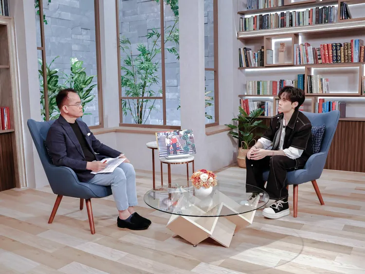 鄺澤東（右）接受鄭弘儀專訪，透露自己苦熬8年奪冠，曾窮到戶頭只剩500元。三立提供