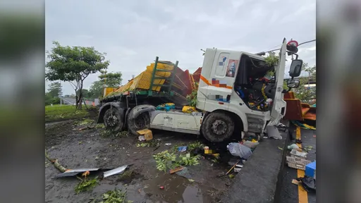 大林交流道驚悚車禍！聯結車撞安全島翻覆　駕駛送醫搶救