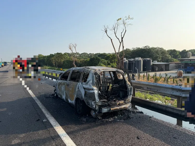車內人員不排除從邊坡離開。民眾提供