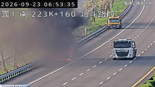 國道廂型車陷入火海　火勢撲滅人卻跑了