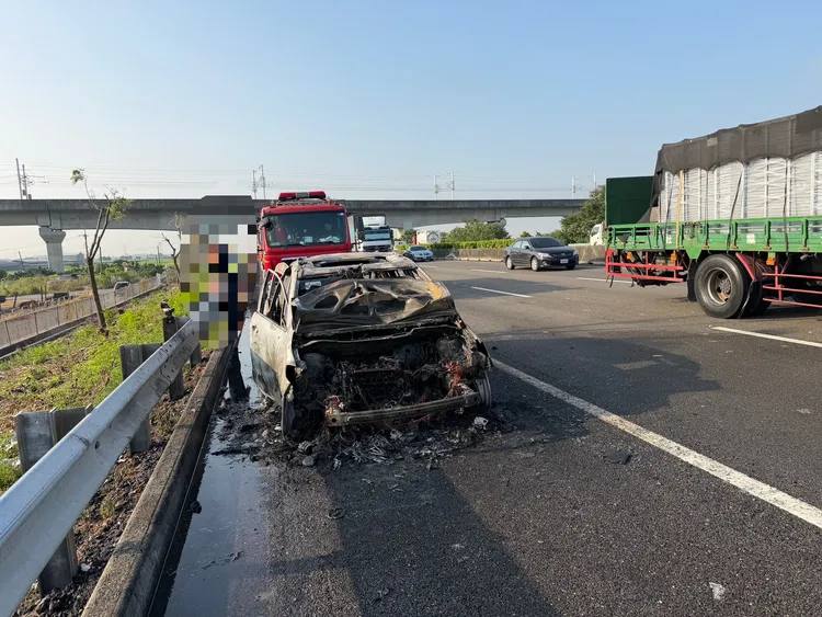 廂型車嚴重燒毀，警方將通知車主到案說明。民眾提供