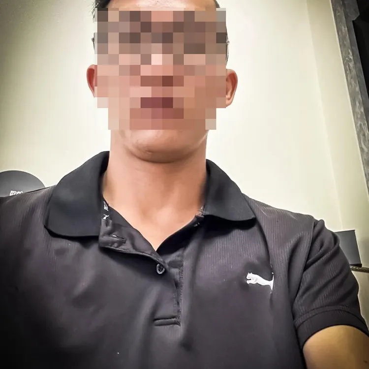 侯男遭虐打臀部大面積瘀傷瘀血，送醫後傷重不治。翻攝畫面