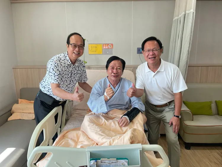 張啟楷（右）探視蔡明顯（中）。翻攝自張啓楷臉書