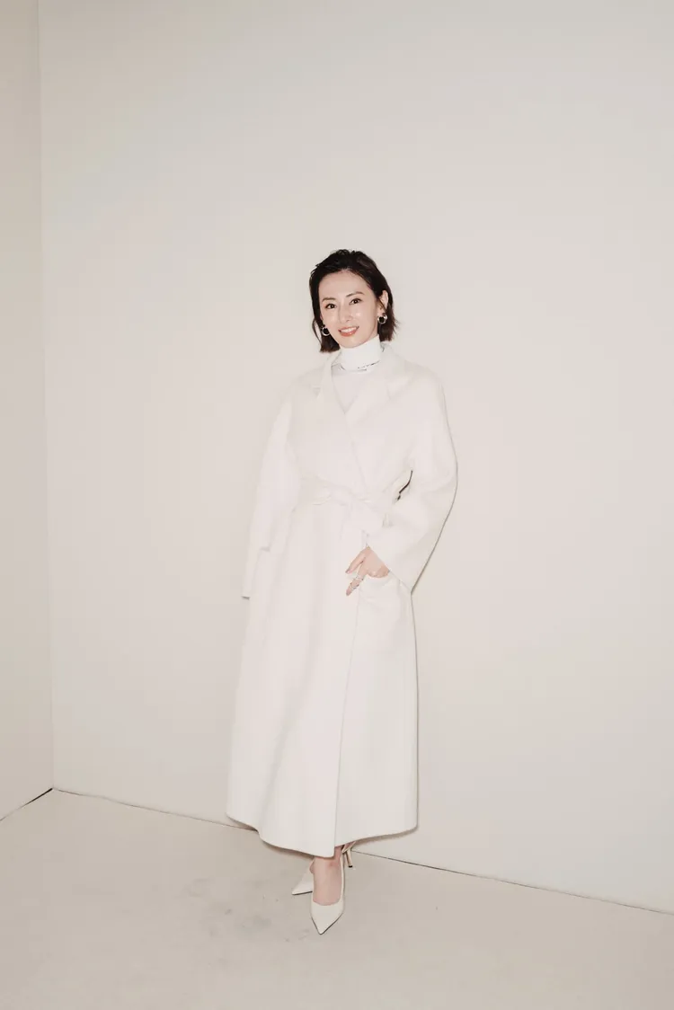 北川景子以高純白造型直接當起冰山女王。品牌提供