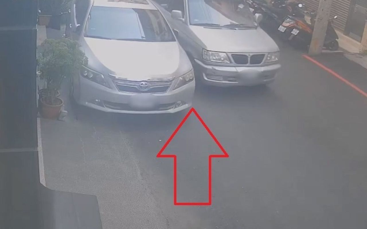 巷弄會車...7旬女讓了也撞了!她無奈看愛車留傷痕