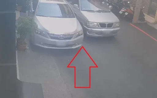 巷弄會車...7旬女讓了也撞了！她無奈看愛車留傷痕
