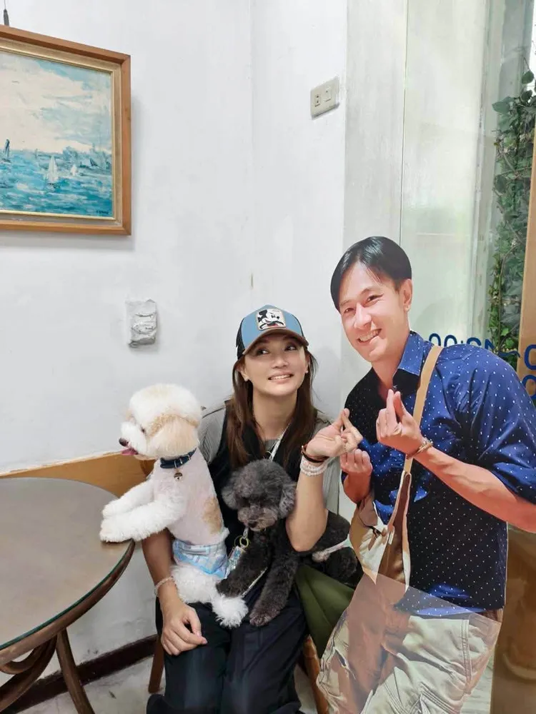 傅子純和太太相當疼愛兩個毛小孩，他生前希望一家四口一起環島，如今以人形立牌形式參與。翻攝Corrinna Lee臉書