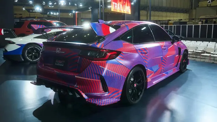 HRC Concept以現行Civic Type R為基礎進行性能強化，車側可見加寬輪拱與輕量化元素，搭配更激進的空力套件，預告未來量產性能版本方向。原廠照片