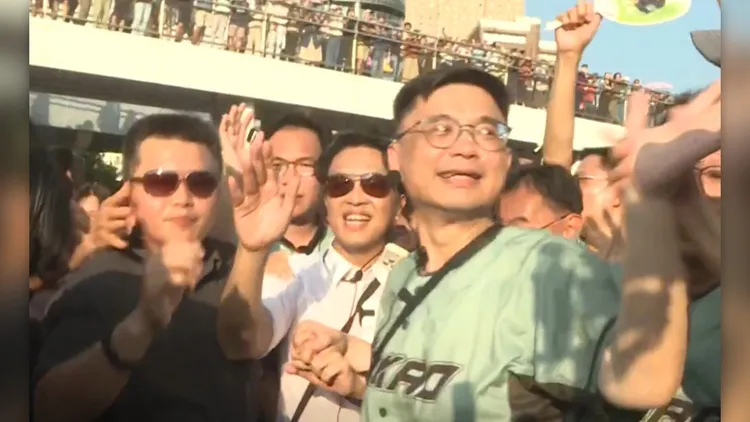 支持者湧入現場，兩人從英雄路走道光榮碼頭，短短5分鐘路程走了快30分鐘。翻攝照片