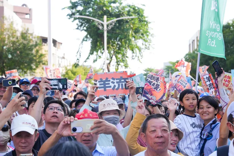 沈伯洋合體賴瑞隆，「洋流」漂進高雄。賴瑞隆競總提供