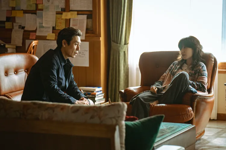 薛景求（左）、朴恩斌主演的《狂醫魔徒》入圍最佳電視電影及迷你影集。Disney+提供