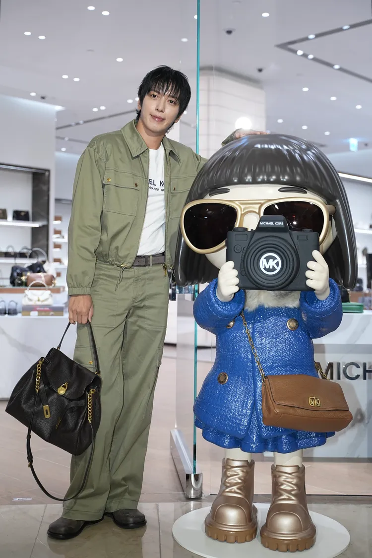 鄭容和與巨型MK Doll合影。彭欣偉攝