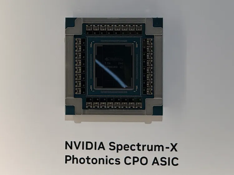輝達展示的NVIDIA Spectrum-X Photonics CPO ASIC。呂承哲攝
