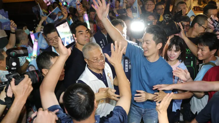 台北市長蔣萬安26日晚間出席「台北市中庄仔福德宮福德正神聖誕千秋晚宴」，進場時向現場熱情民眾揮手致意。中央社