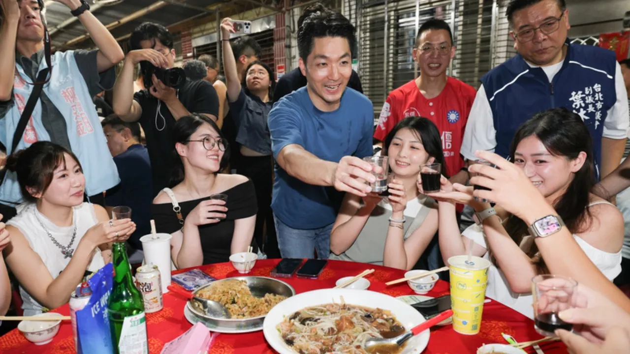 福德宮尷尬一幕！女主持對蔣萬安喊「連任」　董事長當場走人：吃飯了
