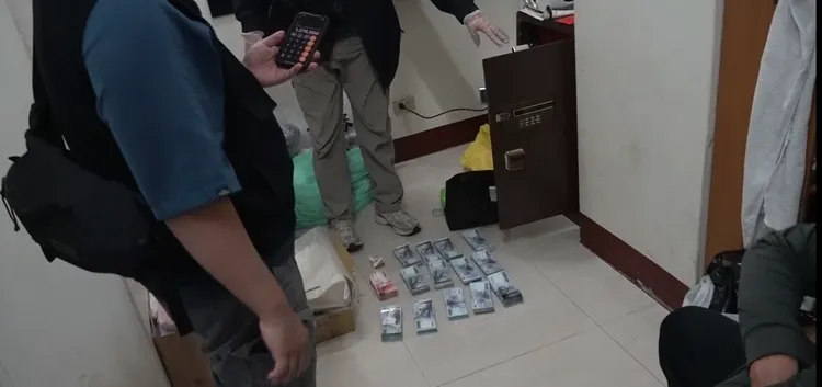 專案小組在鍾嫌新竹水房查扣現金。警方提供