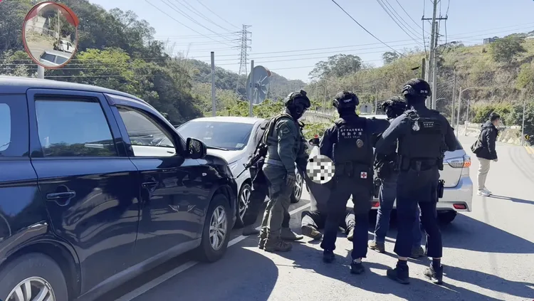 警方陸空夾擊攔下鍾嫌車輛逮人。警方提供