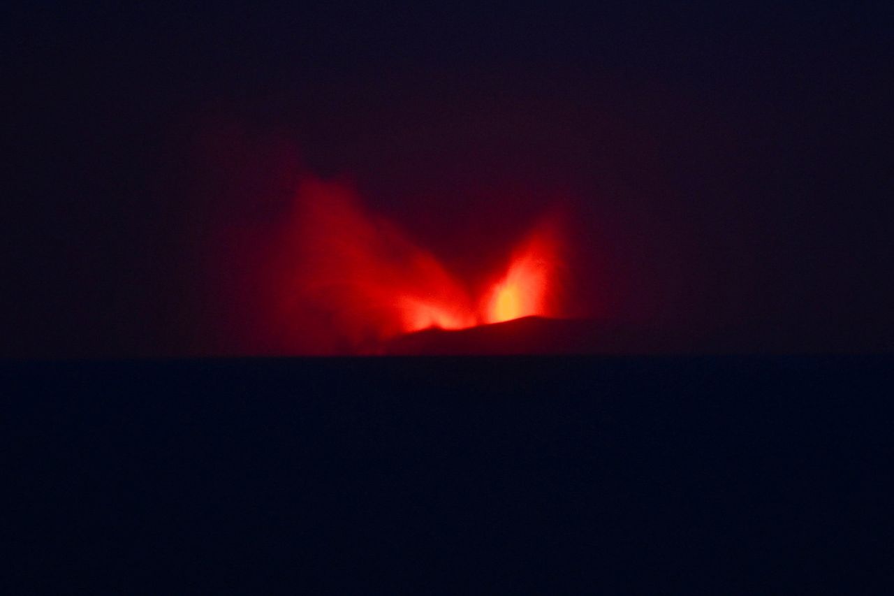 印尼火山連噴3天!火山灰飆高15公里 雅加達機場「飛不了」