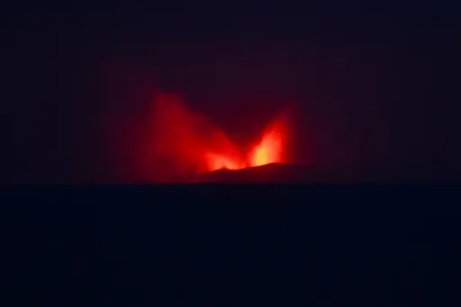 印尼火山連噴3天！火山灰飆高15公里　雅加達機場「飛不了」