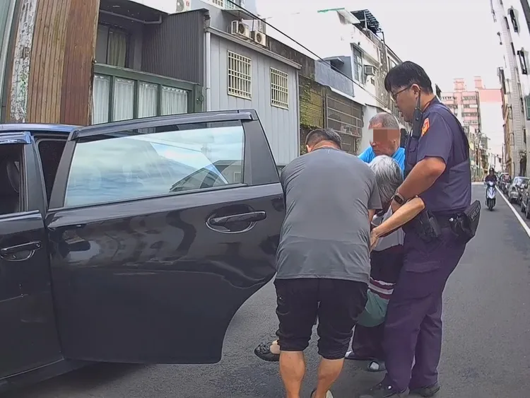 壢警攙扶老婦至車門旁並協助入坐。中壢警分局提供  