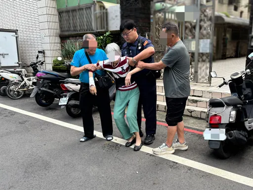 病妻就醫癱軟路邊！八旬翁無計可施　暖警及時伸援手
