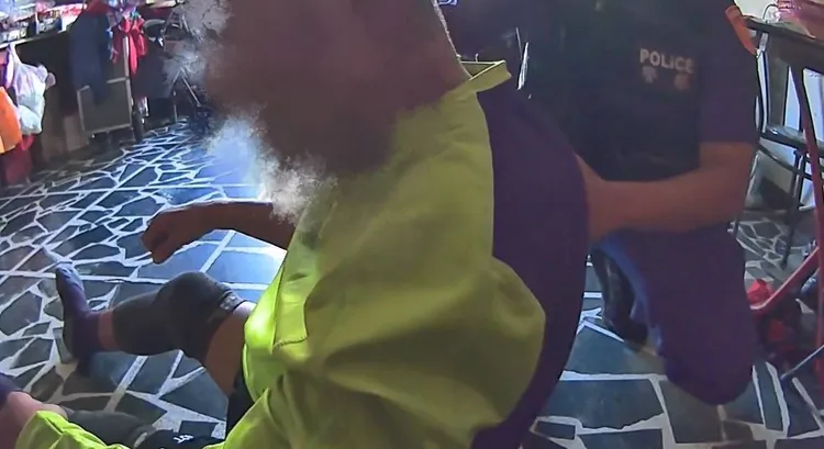 警方到場扶起老翁。桃園警分局提供