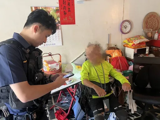 老翁摔落輪椅起不來急呼救！鄰居聞聲報警　桃警火速趕赴救援