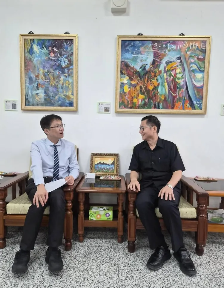 黃元冠檢察長(左)與林明達典獄長(右)瞭解高雄監獄協助執行社會勞動狀況，後方牆上懸掛是曾為油畫家之受刑人作品。翻攝畫面