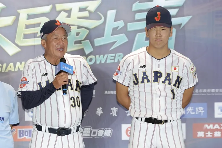 日本隊總教練岡田龍生（左）、隊長小野舜友（右）。中央社