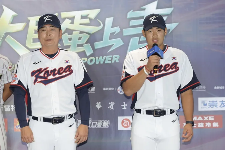 韓國隊總教練鄭狁鎮（左）、選手嚴竣相（右）希望選手不要受傷。中央社