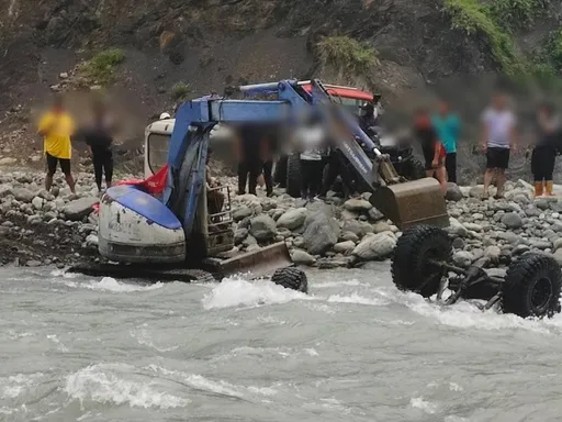 荖濃溪傳民眾疑似落水！搜救吉普車故障　2人已安全脫困