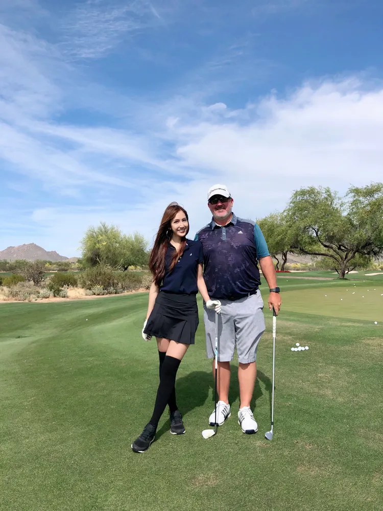 翁滋蔓（左）2019年特別前往美國Peter Kostis Golf Academy進修，接受高球教練Jeff指導。漫橘國際提供